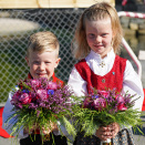 Blomsterbarna Johannes Sætre og Tiril Mundal venter på Kongeparet i Larsnes. Foto: Liv Anette Luane, Det kongelege hoffet